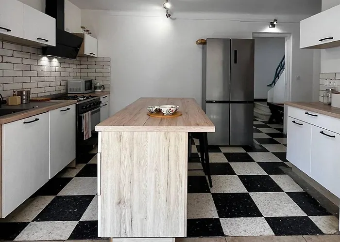 Maison A Proche De La Et Des Commodites - Fr-1-696-84 *