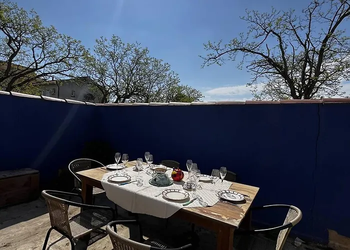 Maison A Proche De La Et Des Commodites - Fr-1-696-84