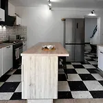 Maison A Proche De La Et Des Commodites - Fr-1-696-84 *