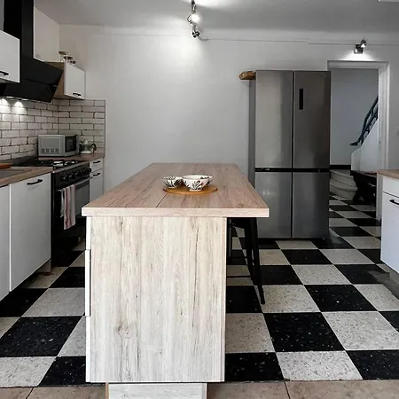 Maison à Proche De La Et Des Commodités - Fr-1-696-84 *