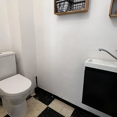 Maison à Proche De La Et Des Commodités - Fr-1-696-84 *